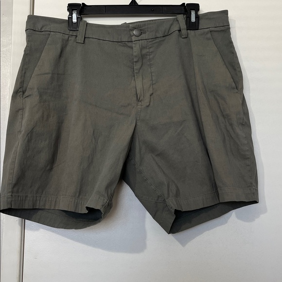 Lululemon | Classic Short - Picture 1 of 7